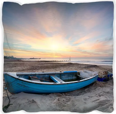 Produktbild von Wallario Premium Kissen, weiche Oberfläche, mit Motiv Fischerboot am Strand bei Sonnenuntergang, Größe: 30 x 30 cm, mit weißer Rückseite