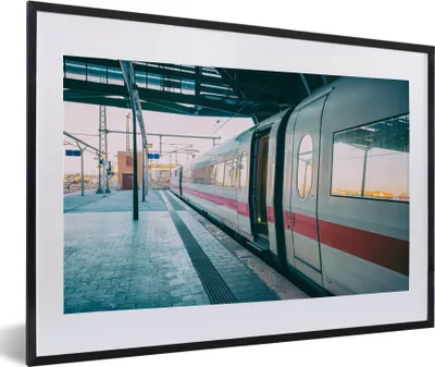 Produktbild von MuchoWow® MuchoWow® Gerahmtes Poster Schöner Zug auf dem Bahnsteig 60x40 cm - Poster mit zchwarzem Bilderrahmen - Schlafzimmer - Plakat in Rahmen - Drucken
