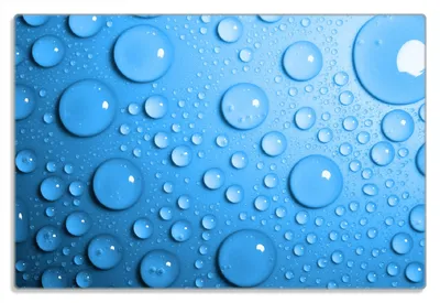 Produktbild von Wallario Frühstücksbrettchen aus Glas 20 x 30 cm mit rutschfesten Füßen, Motiv Wassertropfen auf Blau