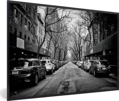 Produktbild von MuchoWow® MuchoWow® Gerahmtes Poster Geparkte Autos in New York - schwarz und weiß 90x60 cm - Poster mit zchwarzem Bilderrahmen - Fotorahmen - Foto-Plakat