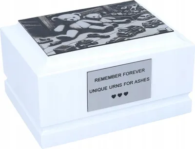 Zdjęcie produktu dla Biała Urna Dla Dziecka Z Zabawkami. Urna Personalizowana, Grawerowana
