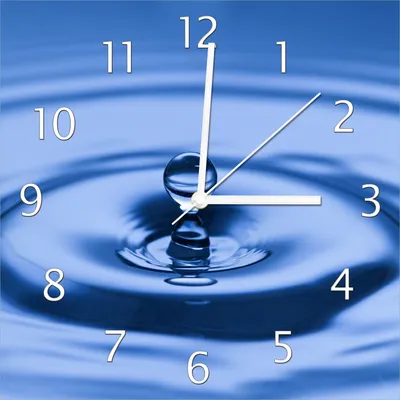 Produktbild von Wallario Design Wanduhr Wassertropfen im blauen Wasser aus Echtglas, Größe 30 x 30 cm