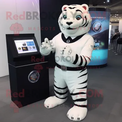 Obrázek produktu pro Postava REDBROKOLY maskota bílého tygra oblečená s rolákem a digitálními hodinkami