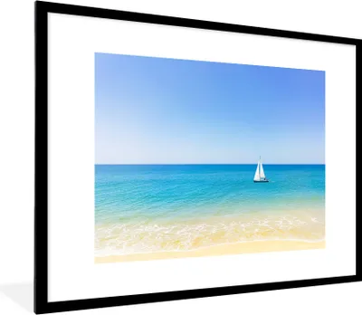 Produktbild von MuchoWow® Gerahmtes Poster Ein Segelboot vor der Küste von Portugal 80x60 cm - Poster mit Schwarzem Bilderrahmen Wandposter Rahmen Foto Bilder - Schlafzimmer-Dekorationen - Fotoposter