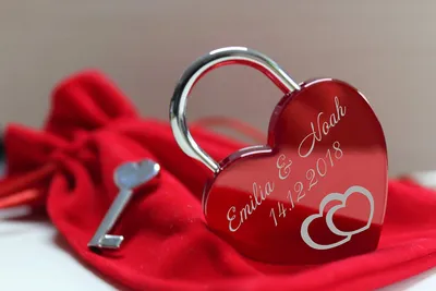 Produktbild von ELUNO Liebesschloss in Herzform mit Gravur und Schlüssel als Geschenk für Valentinstag, Hochzeit oder Geburtstag in Rot, inklusive Samtbeutel