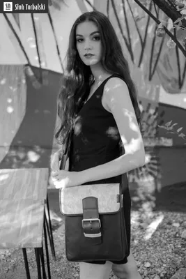 Image de Sac bandoulière en cuir noir pour lire