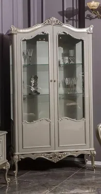 Produktbild von Casa Padrino Luxus Barock Vitrine Grau / Silber 108 x 47 x H. 202 cm - Massivholz Vitrinenschrank im Barockstil - Edel & Prunkvoll