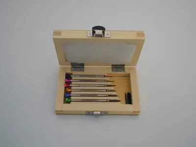 Immagine prodotto di Set di 6 cacciaviti per orologiai, confezionato in una scatola di legno