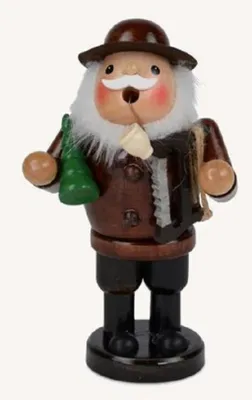 Holzfäller trägt braunen Mantel, schwarze Hosen und Stiefel. Er hält Weihnachtsbaum und Säge.