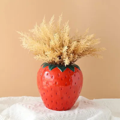 Produktbild von Erdbeer Vase Dekoration Wohnzimmer moderne Vasen rote Erdbeere Dekor Erdbeervase schöne Blumenvasen Dekoration ästhetische Blütenvase rote Beeren Tulpenvase Himbeervase für Pampasgras Blumen 15 x 15 x 15 cm