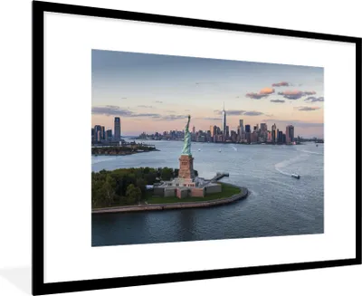 Produktbild von MuchoWow® Gerahmtes Poster New York - Freiheitsstatue - Skyline 90x60 cm - Poster mit Schwarzem Bilderrahmen Wandposter Rahmen Foto Bilder - Wanddekoration - Fotos