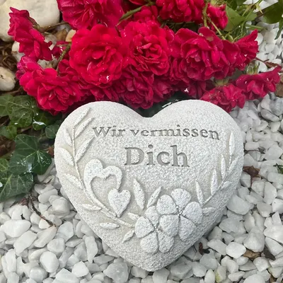 Produktbild von Grabschmuck Herz Wir vermissen Dich aus Steinguss, Grabherz handgefertigt und handbemalt, weiße Patina, wetterfest