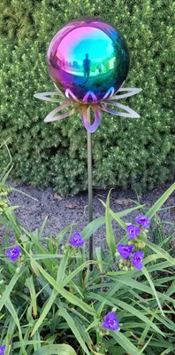 Produktbild von Blütenzauber Paris Rosenkugel 15 cm Edelstahl rainbow poliert Gartenstecker Deko mit Stab 80 cm