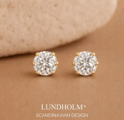 Produktbild von Lundholm Ohrstecker Damen my Nikki – Edelstahl goldfarben PVD – 4 mm Zirkonia Stein – Hypoallergen Wasserfest – Kleine Stecker Ohrringe Jewellery