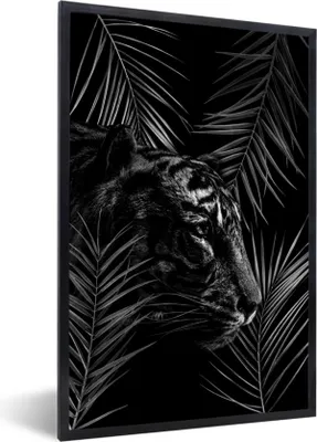Produktbild von MuchoWow® Gerahmtes Poster Tiger zwischen den Zweigen - schwarz und weiß 60x90 cm - Poster mit Schwarzem Bilderrahmen Wandposter Rahmen Foto Bilder - Kunst