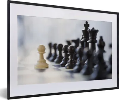 Produktbild von MuchoWow® Gerahmtes Poster Schwarz gewinnt beim Schach 60x40 cm - Poster mit Schwarzem Bilderrahmen Wandposter Rahmen Foto Bilder - Schlafzimmer - Plakat in Rahmen - Drucken