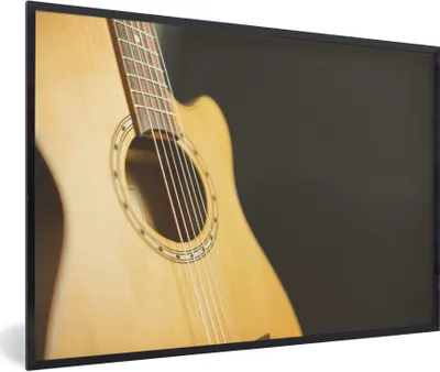 Produktbild von MuchoWow® Gerahmtes Poster Halbseitenansicht einer akustischen Gitarre 30x20 cm - Poster mit Schwarzem Bilderrahmen Wandposter Rahmen Foto Bilder - Kunstdruck - Bild-Poster