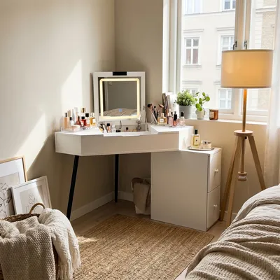 Produktbild von Eckschminktisch weiß mit LED Spiegel, 3 Lichtfarben, USB-Anschluss, ausziehbarer Schubladenschrank, Eck Schminkkommode aus MDF für Schlafzimmer