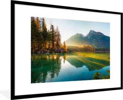 Produktbild von MuchoWow® Gerahmtes Poster See - Wald - Berge - Natur - Sonne - Landschaft 90x60 cm - Poster mit Schwarzem Bilderrahmen Wandposter Rahmen Foto Bilder - Wanddekoration - Fotos