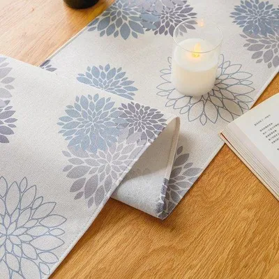 Productafbeelding van Lichtblauwe Tafelloper met Bloemen voor Tafeldecoratie - Waterafstotend en Modern
