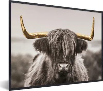 Produktbild von MuchoWow® Gerahmtes Poster Scottish Highlander - Schwarz - Weiß - Gold 80x60 cm - Poster mit Schwarzem Bilderrahmen Wandposter Rahmen Foto Bilder - Schwarzem - Mit Gestell