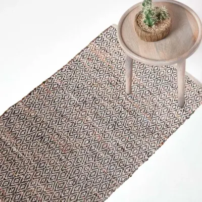 Produktbild von HOMESCAPES Brauner handgewebter Lederteppich mit Diamantmuster, 66 x 200 cm