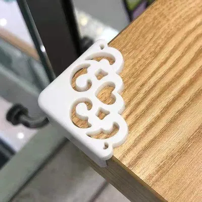 Produktbild von Tafelrand- und Ecke-Schutz, 4er-Pack, Anti-Einprall-Silikon-Ecken, schützen Tischkanten und -Ecken, weiß, 5 x 3,8 x 2 cm, dauerhaft und ohne Rückstände.