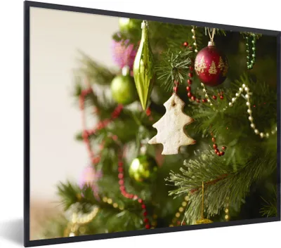 Produktbild von MuchoWow® Gerahmtes Poster Eine Nahaufnahme eines geschmückten Weihnachtsbaums 40x30 cm - Poster mit Schwarzem Bilderrahmen Wandposter Rahmen Foto Bilder - Kunstposter - Wanddekorationen
