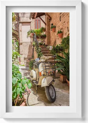 Produktbild von Ein Motorrad auf einer italienischen Straße– Wandbild mit Rahmen – Gerahmtes Bild  – Wanddekoration – 20x30 cm – Weiß