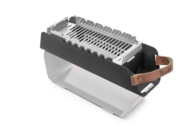 Produktbild von The Favilla FUMO mobiler Holzkohlegrill – Kompakter 2-in-1 Grill mit Edelstahlrost & Spießhalterung –Inkl. Tragetasche für Camping, Balkon & Picknick