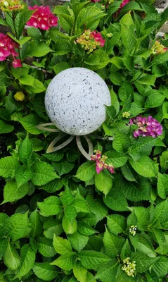 Produktbild von Blütenzauber Paris Rosenkugel 15 cm Edelstahl weiß gesprenkelt Gartenstecker Deko mit Stab 80 cm