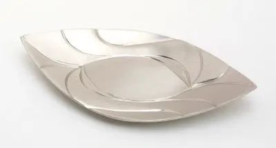 Produktbild von Kerzenteller Messing vernickelt Silber Blattform (Innen 9 x 5,5 cm, Außen 21 x 11 cm) für Ovalkerzen, Ellipsenkerzen, Kugelkerzen