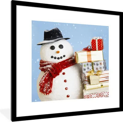 Produktbild von MuchoWow® Gerahmtes Poster Ein Schneemann mit Weihnachtsgeschenken 40x40 cm - Poster mit Schwarzem Bilderrahmen Wandposter Rahmen Foto Bilder - Poster - Plakat im Rahmen