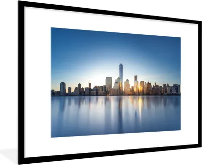Produktbild von MuchoWow® Gerahmtes Poster Die Skyline von New York mit in der Mitte das World Trade Center 90x60 cm - Poster mit Schwarzem Bilderrahmen Wandposter Rahmen Foto Bilder - Wanddekoration - Fotos