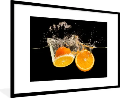 Produktbild von MuchoWow® Gerahmtes Poster Orange - Stillleben - Wasser - Schwarz - Obst 90x60 cm - Poster mit Schwarzem Bilderrahmen Wandposter Rahmen Foto Bilder - Wanddekoration - Fotos