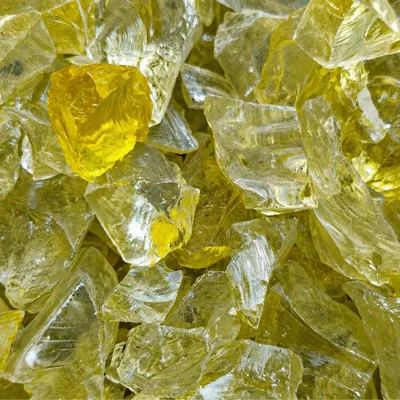 Gelber Glassplitt dicht aneinander liegend im Detail