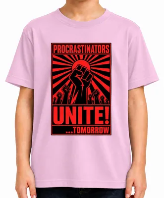 Imagen del producto de Camiseta para niños, color rosa, con el texto "Procrastinators Unite Tomorrow Lustig Propaganda Prokrastination", talla 104
