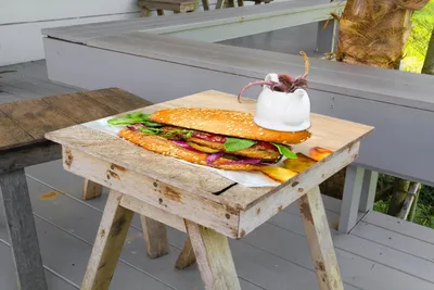 Produktbild von Wallario selbstklebende Möbelfolie/ Tischdecke für Innen und Außen, Größe: 80 x 80 cm - Burger mit frischem Salat und Pommes