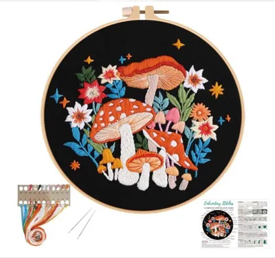 Obrázek produktu pro INF Ruční výšivka DIY sada materiálů Houbová rodina, 23x23cm, pro začátečníky