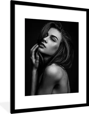 Produktbild von MuchoWow® Gerahmtes Poster Frau - Porträt - Schwarz und weiß 60x80 cm - Poster mit Schwarzem Bilderrahmen Wandposter Rahmen Foto Bilder - Wohnzimmer - Dekorationen - Prämie
