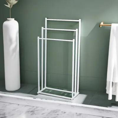 Produktbild von Rhein Beleuchtung Handtuchständer freistehend, 3 Stangen, mit Ablage, Weiß, für Badezimmer, aus Eisenrohr, 86x44x21 cm, platzsparend, korrosionsgeschützt, max. 15 kg, stabil