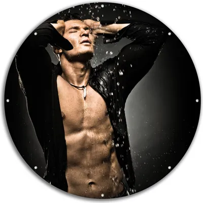 Produktbild von Wallario rundes Outdoor-Poster für Garten oder Balkon, Motiv Sexy Mann unter der Dusche, 60 cm Durchmesser