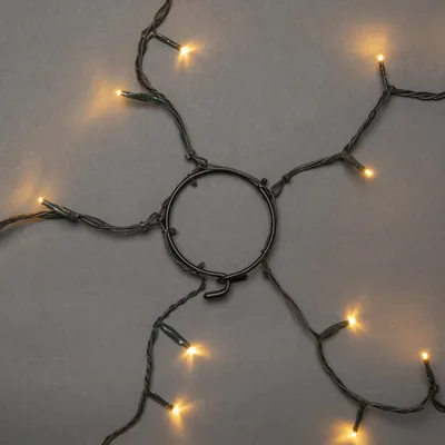 Immagine prodotto di Konstsmide - Mantello a LED con anello, per albero di Natale, 5 fili da 40 diodi ciascuno, preassemblati, 200 diodi color ambra, trasformatore interno da 24 V, cavo verde scuro; 6361-820