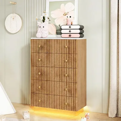 Image de Commode ProximaX en bois naturel à 5 tiroirs avec éclairage LED réglable, surface rainurée, armoire anti-basculement pour chambre à coucher et salon