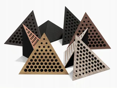 Zdjęcie produktu dla 2-częściowa sufitowa narożna pułapka basowa "Triangle-ROUNDS" z pianki akustycznej z perforowaną laminowaną płytą HDF | 42x42x42cm | pułapka basowa w kształcie trójkątnej piramidy| kolor: dąb