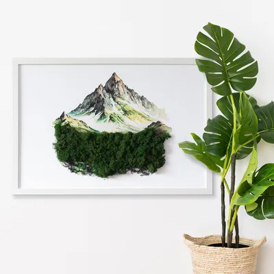 Produktbild von Moosbild mit Konserviertem Moos 3D Wandbild - 60x40 cm - Weißer MDF-Rahmen - Gipfel eines Berges über einem Wald