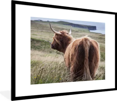 Produktbild von MuchoWow® Gerahmtes Poster Schottische Highlander - Natur - Meer 80x60 cm - Poster mit Schwarzem Bilderrahmen Wandposter Rahmen Foto Bilder - Schlafzimmer-Dekorationen - Fotoposter