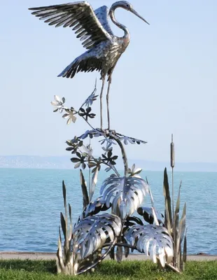 Produktbild von Casa Padrino Luxus Edelstahl Garten Skulptur Reiher auf Ast Silber 103 x 108 x H. 218 cm - Handgefertigte Garten Deko Figur - Luxus Garten Dekoration