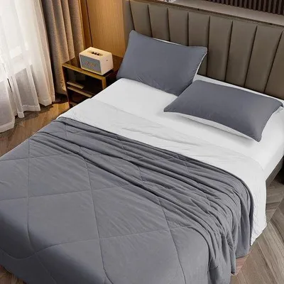 Produktbild von Unyqoos® Kühlende, doppelseitige Sommerdecke – leicht & atmungsaktiv, Q‑MAX >0,4 – 150 x 230 cm, Grau