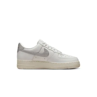 Produktbild von Nike Air Force 1 Low Beige / Zilver - Dames Sneaker - DQ7569-100 AR5339-002, nike air force, nike air force 1 low, nike air force dames, nike air force 07, nike air force low, nike force, nike air force wit, nike air force one